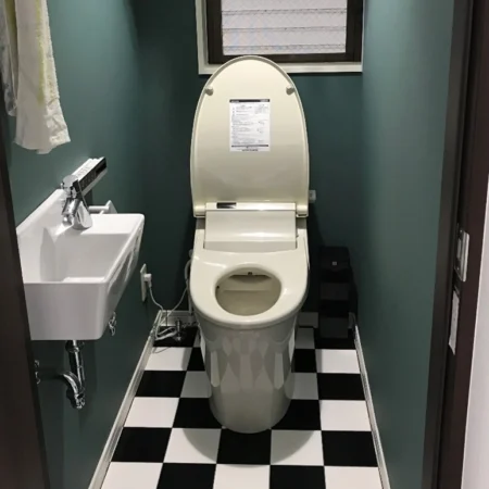 １・２階トイレリフォーム。２階トイレは、和式から洋式に！