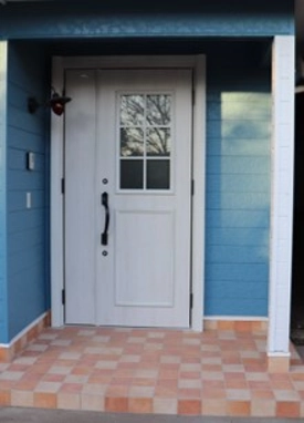 カリフォルニアテイストに。玄関ドア・外壁塗装・タイルの張替えで劇的に変わりました！！