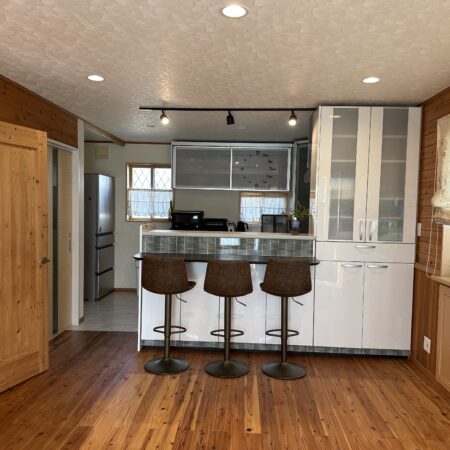 天井の板と板の間に隙間ができ始め不安に!!