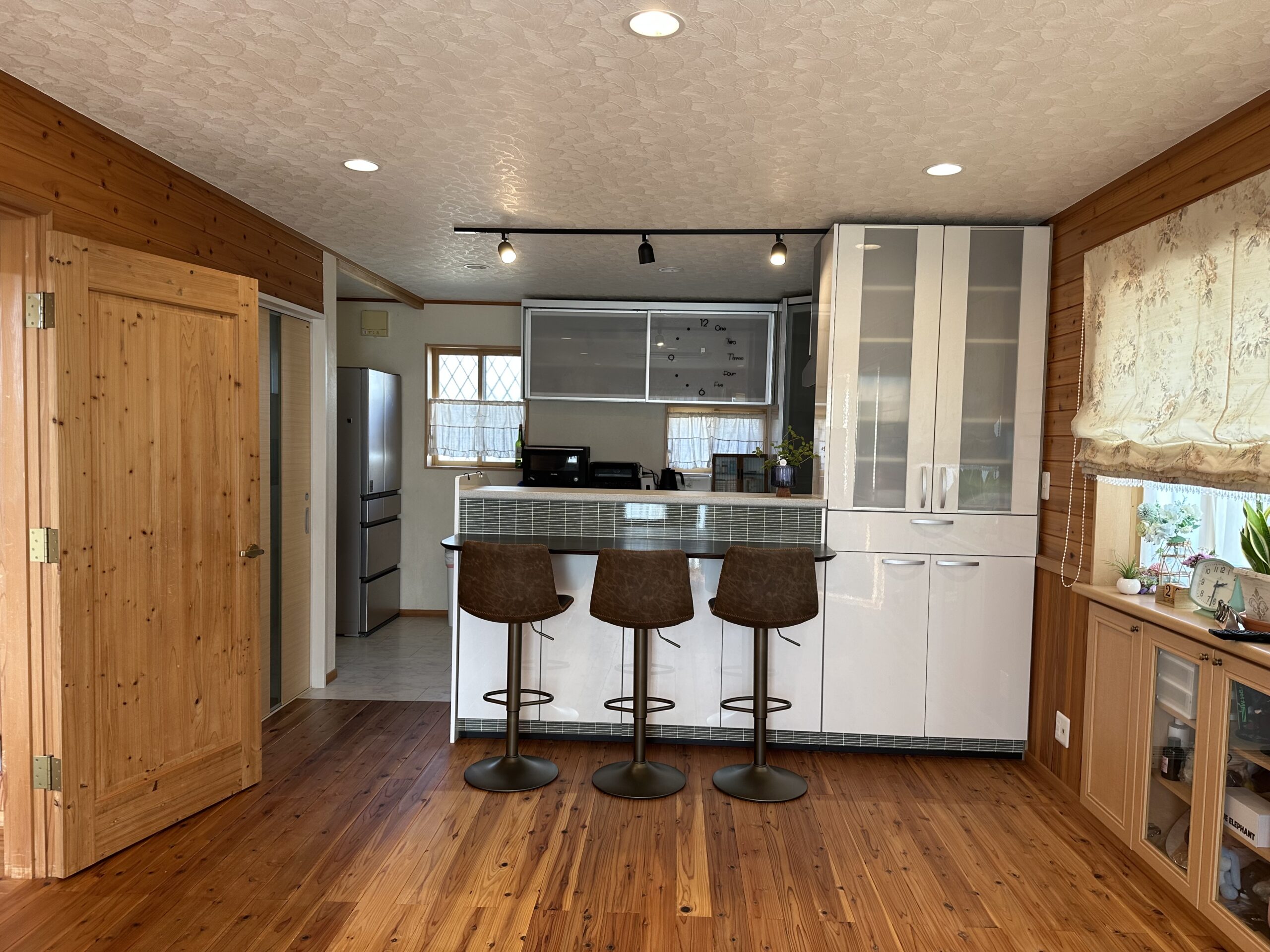 天井の板と板の間に隙間ができ始め不安に！！